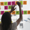 Persona colocando post-its en la pared
