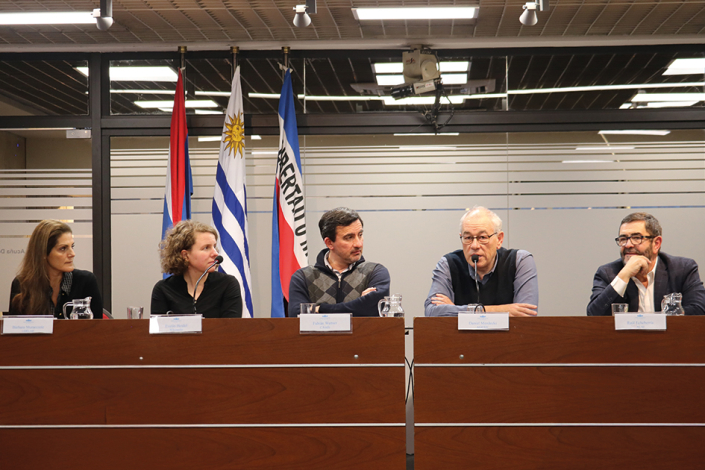 Autoridades en la mesa redonda