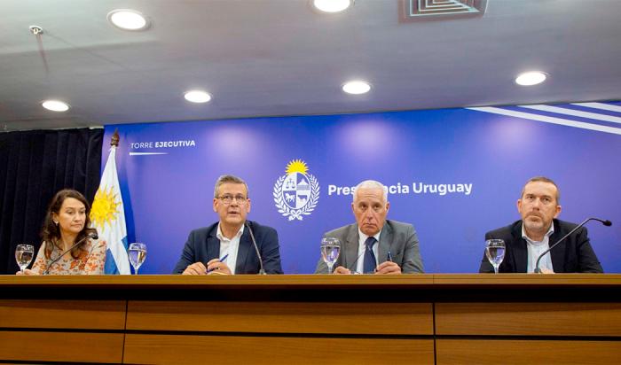 Secretario de la Presidencia, Jorge Díaz, en conferencia de prensa junto a ministros y subsecretarios